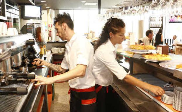 Unos camareros trabajando en una cafetería.