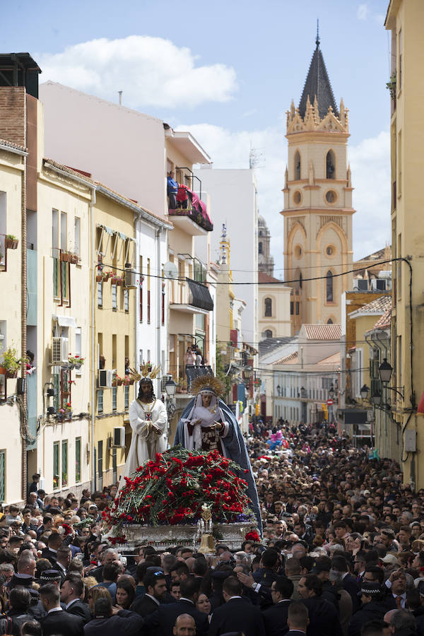 Miles de personas se reúnen en la plaza de San Pablo en la Trinidad y acompañan al Cautivo y a la Virgen de la Trinidad en el traslado a la casa hermandad