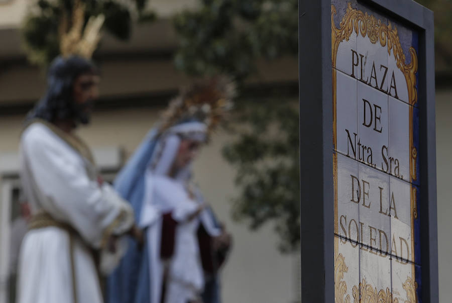 Miles de personas se reúnen en la plaza de San Pablo en la Trinidad y acompañan al Cautivo y a la Virgen de la Trinidad en el traslado a la casa hermandad