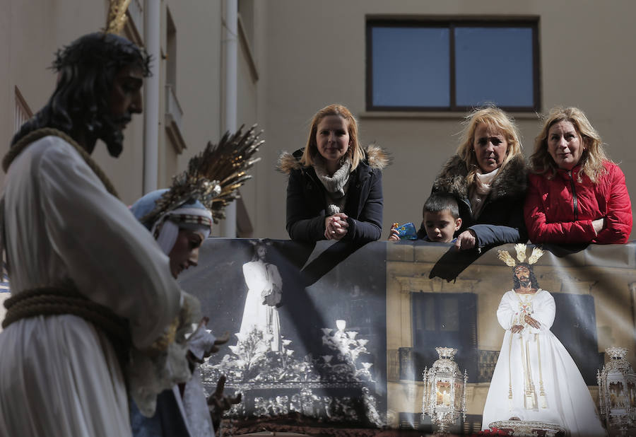 Miles de personas se reúnen en la plaza de San Pablo en la Trinidad y acompañan al Cautivo y a la Virgen de la Trinidad en el traslado a la casa hermandad