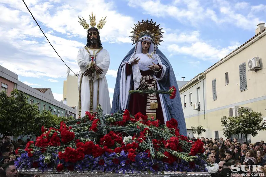 Miles de personas se reúnen en la plaza de San Pablo en la Trinidad y acompañan al Cautivo y a la Virgen de la Trinidad en el traslado a la casa hermandad