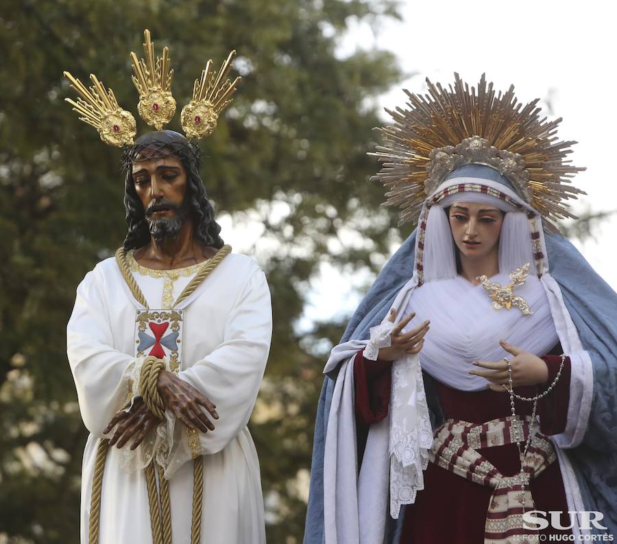 Miles de personas se reúnen en la plaza de San Pablo en la Trinidad y acompañan al Cautivo y a la Virgen de la Trinidad en el traslado a la casa hermandad