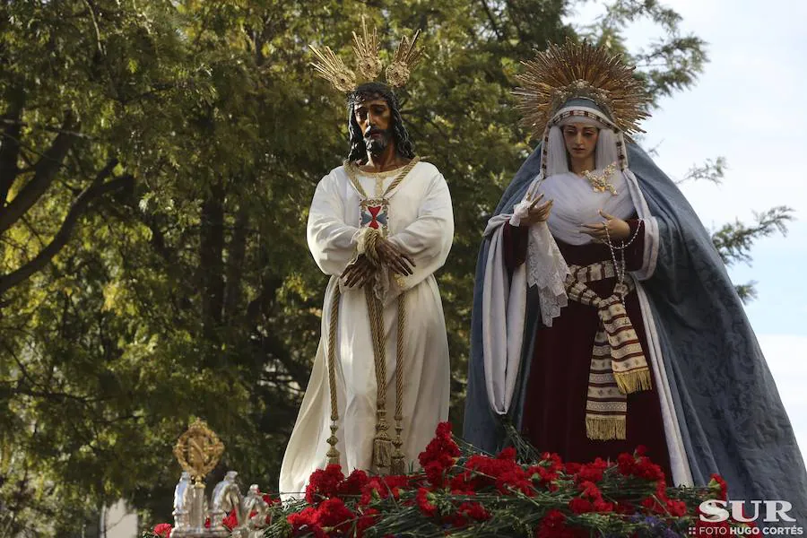 Miles de personas se reúnen en la plaza de San Pablo en la Trinidad y acompañan al Cautivo y a la Virgen de la Trinidad en el traslado a la casa hermandad