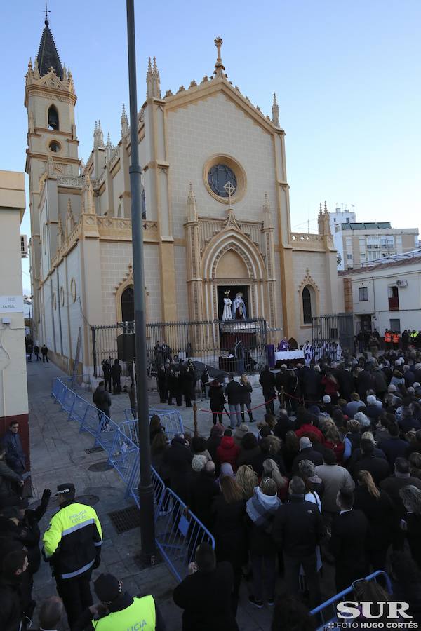 Miles de personas se reúnen en la plaza de San Pablo en la Trinidad y acompañan al Cautivo y a la Virgen de la Trinidad en el traslado a la casa hermandad