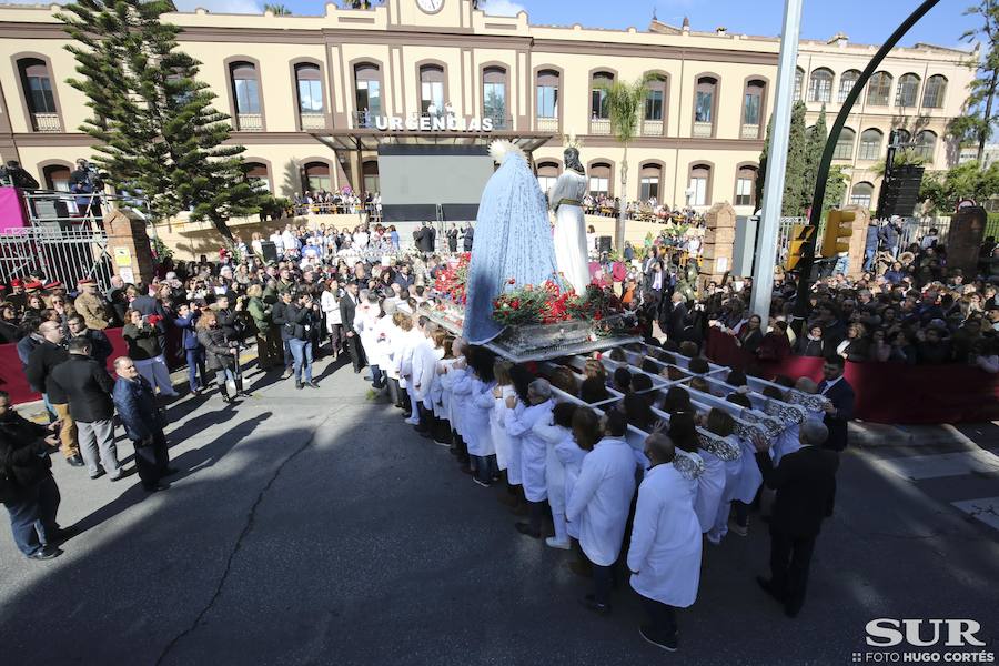 Miles de personas se reúnen en la plaza de San Pablo en la Trinidad y acompañan al Cautivo y a la Virgen de la Trinidad en el traslado a la casa hermandad