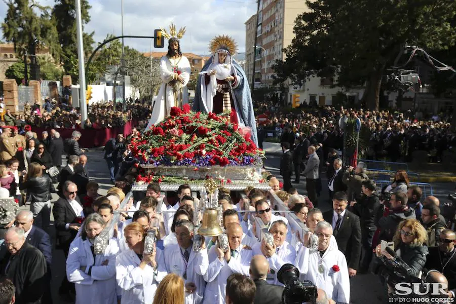 Miles de personas se reúnen en la plaza de San Pablo en la Trinidad y acompañan al Cautivo y a la Virgen de la Trinidad en el traslado a la casa hermandad