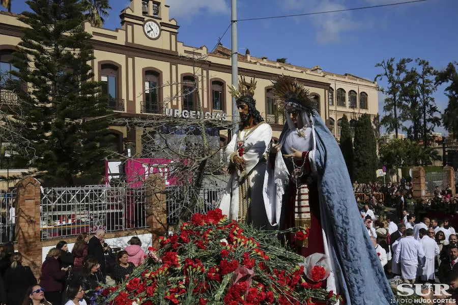 Miles de personas se reúnen en la plaza de San Pablo en la Trinidad y acompañan al Cautivo y a la Virgen de la Trinidad en el traslado a la casa hermandad