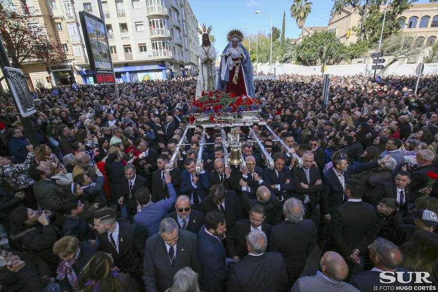 Miles de personas se reúnen en la plaza de San Pablo en la Trinidad y acompañan al Cautivo y a la Virgen de la Trinidad en el traslado a la casa hermandad