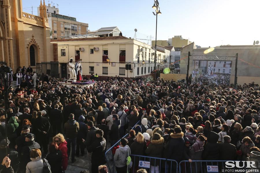 Miles de personas se reúnen en la plaza de San Pablo en la Trinidad y acompañan al Cautivo y a la Virgen de la Trinidad en el traslado a la casa hermandad