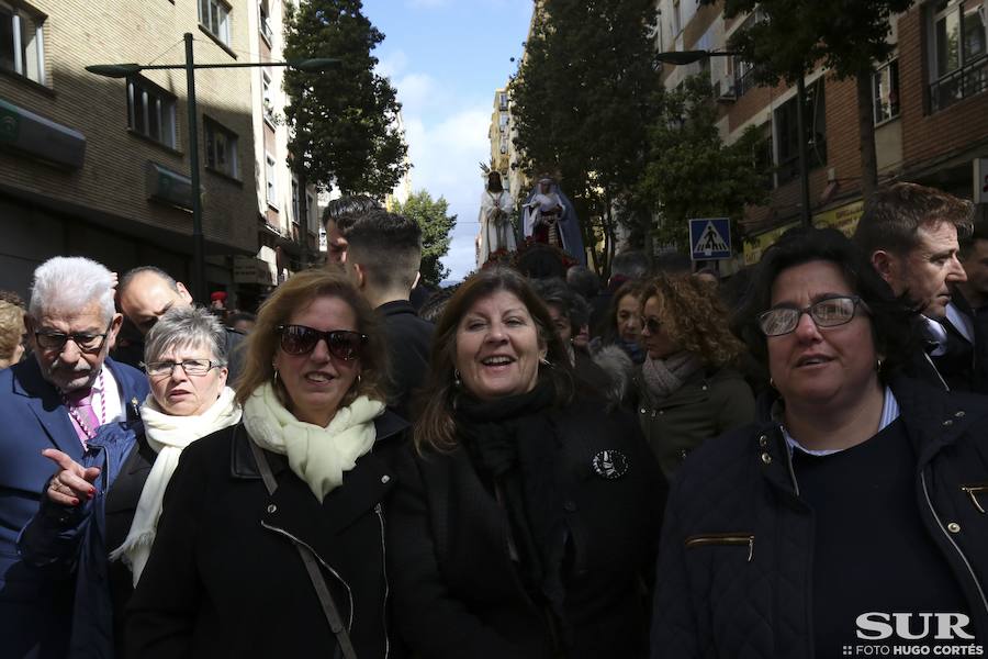 Miles de personas se reúnen en la plaza de San Pablo en la Trinidad y acompañan al Cautivo y a la Virgen de la Trinidad en el traslado a la casa hermandad