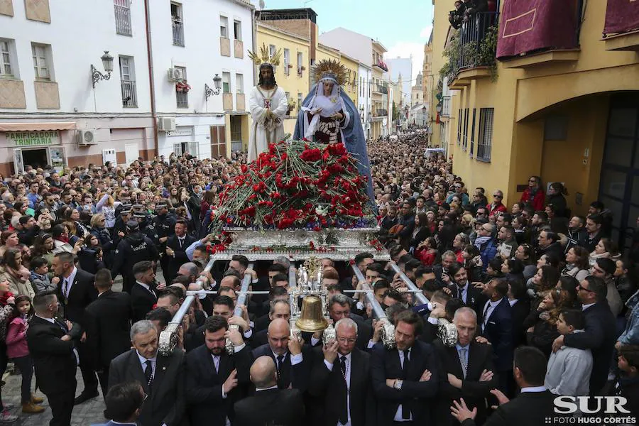 Miles de personas se reúnen en la plaza de San Pablo en la Trinidad y acompañan al Cautivo y a la Virgen de la Trinidad en el traslado a la casa hermandad