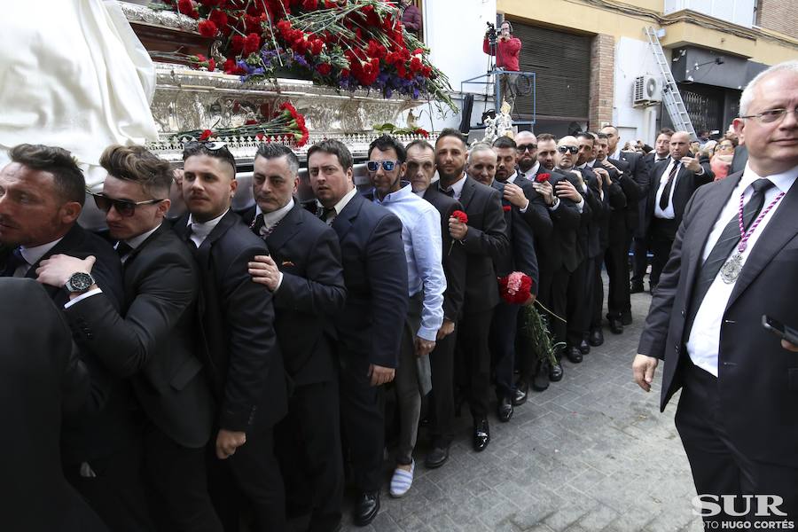 Miles de personas se reúnen en la plaza de San Pablo en la Trinidad y acompañan al Cautivo y a la Virgen de la Trinidad en el traslado a la casa hermandad