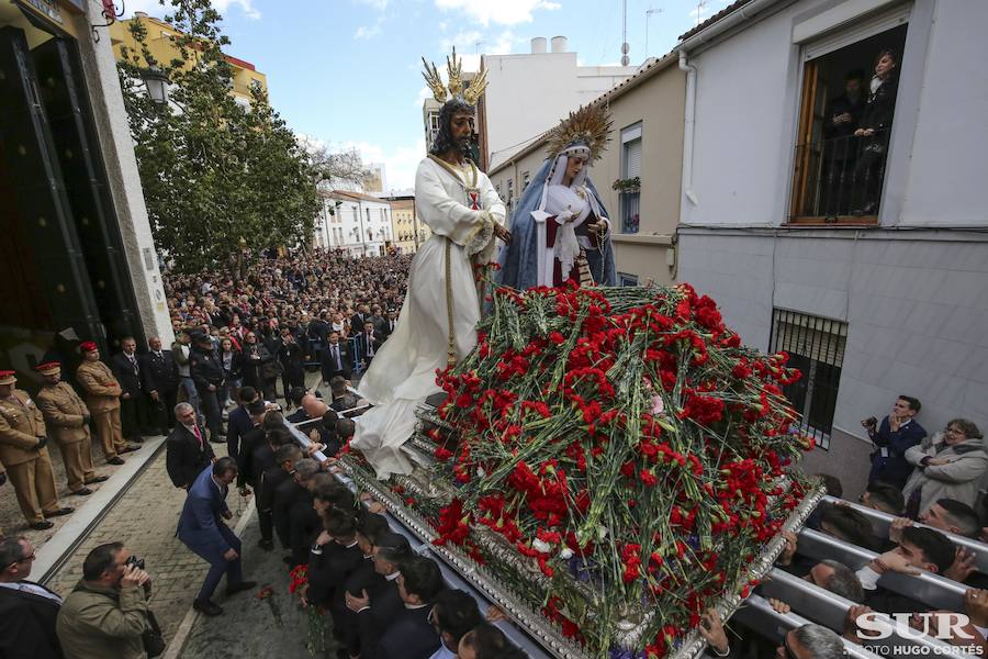 Miles de personas se reúnen en la plaza de San Pablo en la Trinidad y acompañan al Cautivo y a la Virgen de la Trinidad en el traslado a la casa hermandad