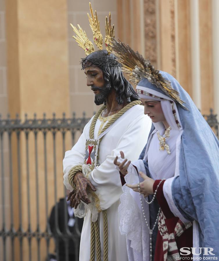 Miles de personas se reúnen en la plaza de San Pablo en la Trinidad y acompañan al Cautivo y a la Virgen de la Trinidad en el traslado a la casa hermandad