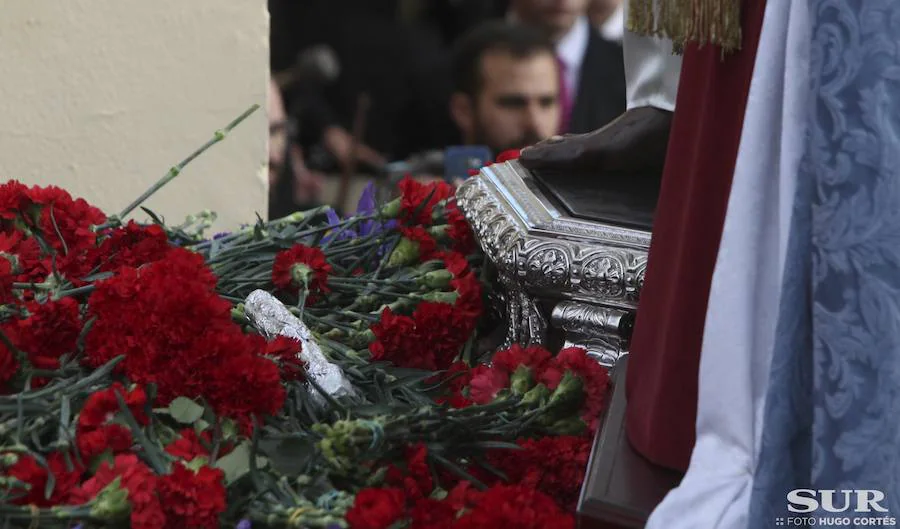 Miles de personas se reúnen en la plaza de San Pablo en la Trinidad y acompañan al Cautivo y a la Virgen de la Trinidad en el traslado a la casa hermandad