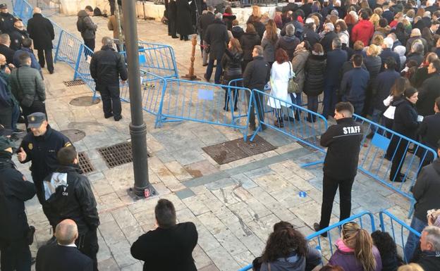 Retiran a cerca de medio centenar de personas de la plaza de San Pablo ante el miedo a que se caiga una farola por el viento durante la misa de Alba previa al traslado del Cautivo por la Trinidad