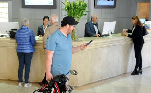 Huéspedes hacen el ‘check in’ en un hotel de Marbella.