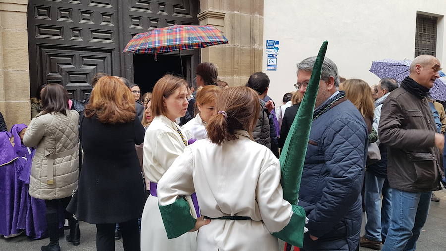 La Pollinica, tras la reunión de la comisión de la Cofradía, decidió salir algo más de una hora después de su hora habitual ante el riesgo de lluvia