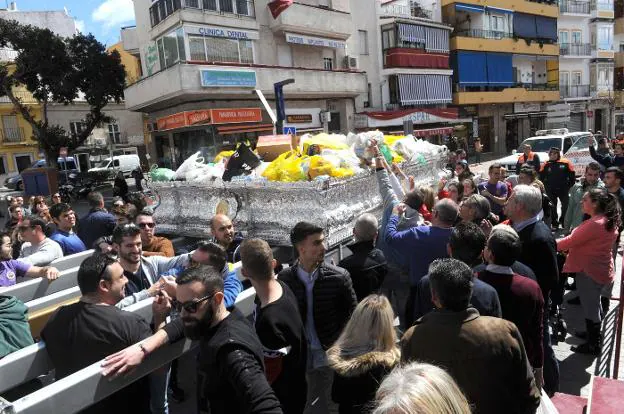 El trono cargado de comida a su paso por la Plaza Puente Málaga. :: j.-l.
