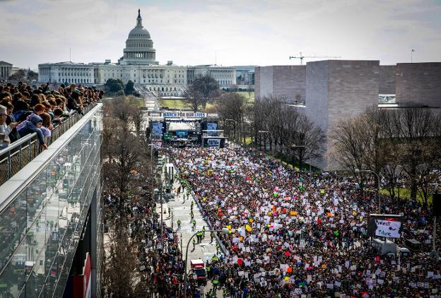 Miles de personas recorrieron el Mall de Washington en la 'Marcha por nuestras vidas'.:: michael reynolds / efe