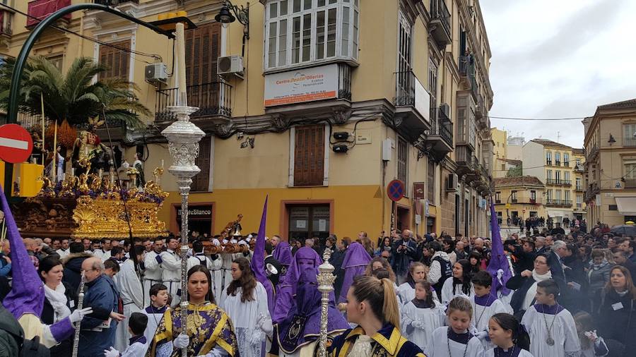 La Pollinica, tras la reunión de la comisión de la Cofradía, decidió salir algo más de una hora después de su hora habitual ante el riesgo de lluvia