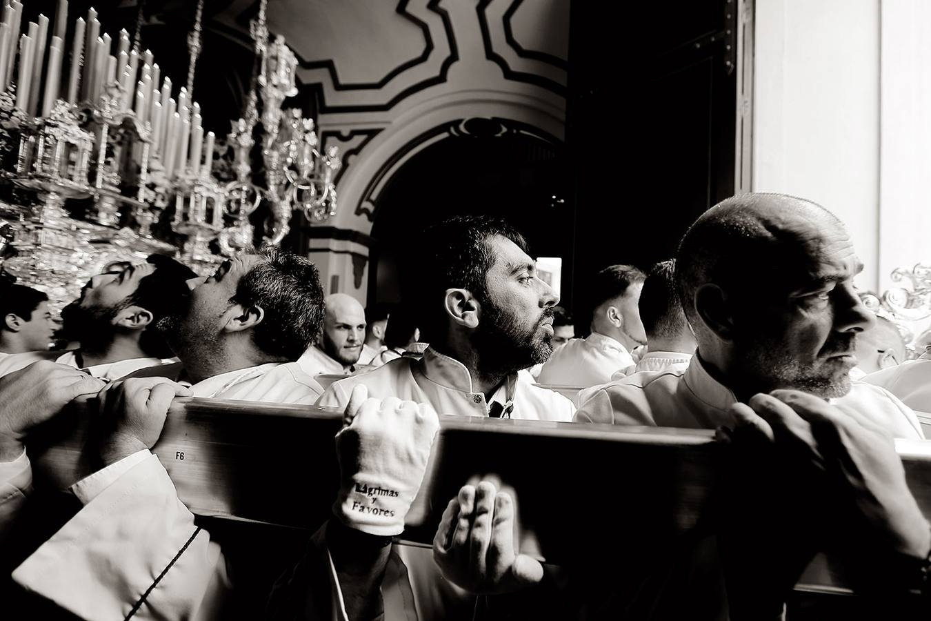 El fotógrafo Txema Rodríguez ofrece una visión íntima de la Semana Santa de Málaga