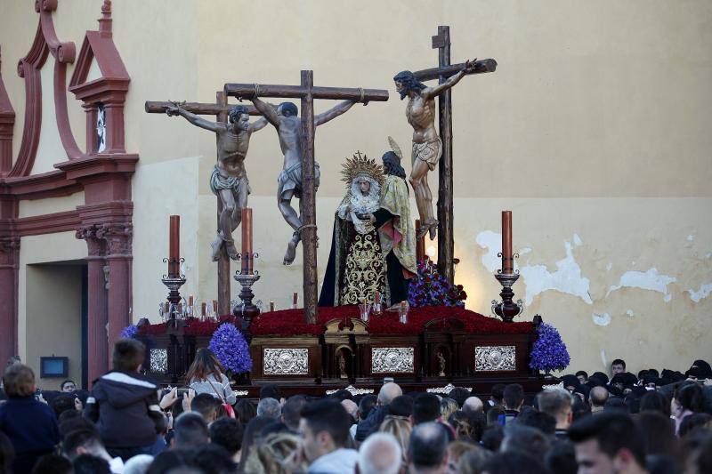 Estas son las mejores fotografías de la Cofradía de los Dolores del Puente durante su salida procesional en el Lunes Santo malagueño de 2018.