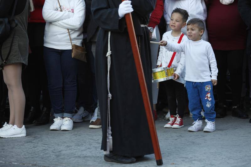 Estas son las mejores fotografías de la Cofradía de los Dolores del Puente durante su salida procesional en el Lunes Santo malagueño de 2018.