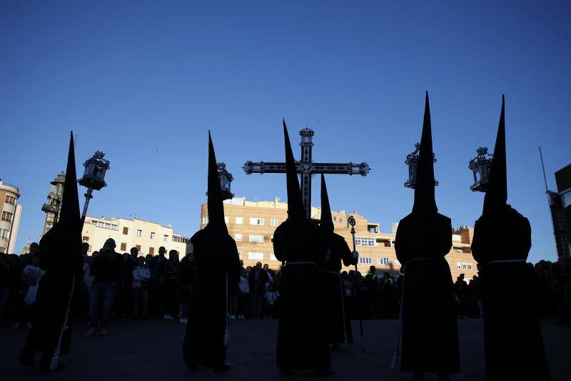 Estas son las mejores fotografías de la Cofradía de los Dolores del Puente durante su salida procesional en el Lunes Santo malagueño de 2018.