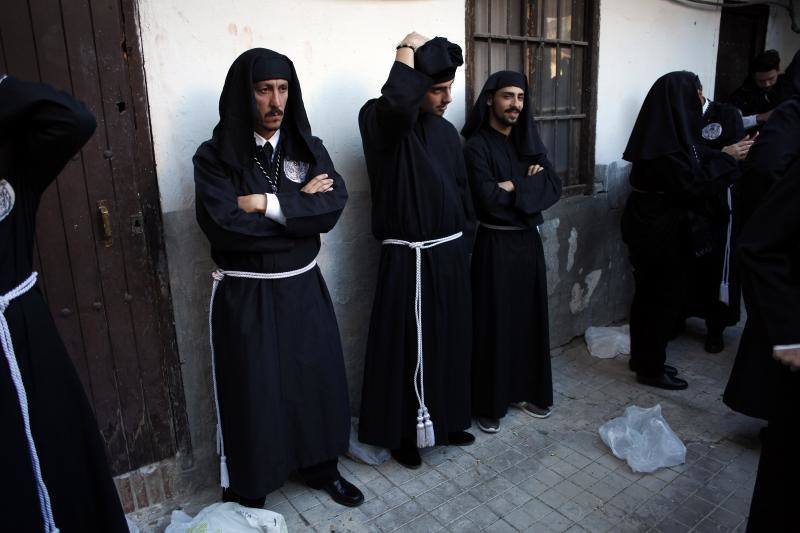 Estas son las mejores fotografías de la Cofradía de los Dolores del Puente durante su salida procesional en el Lunes Santo malagueño de 2018.