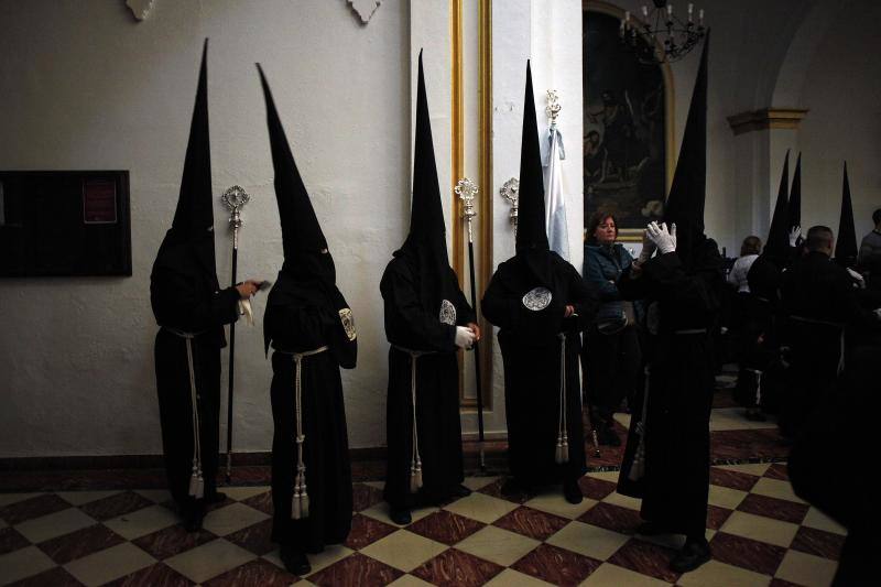 Estas son las mejores fotografías de la Cofradía de los Dolores del Puente durante su salida procesional en el Lunes Santo malagueño de 2018.