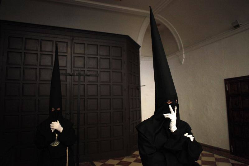 Estas son las mejores fotografías de la Cofradía de los Dolores del Puente durante su salida procesional en el Lunes Santo malagueño de 2018.