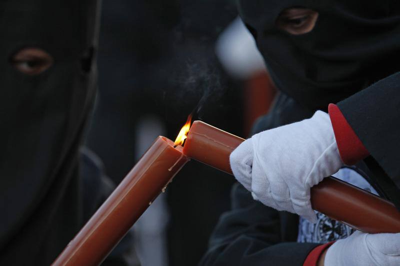 Estas son las mejores fotografías de la Cofradía de los Dolores del Puente durante su salida procesional en el Lunes Santo malagueño de 2018.