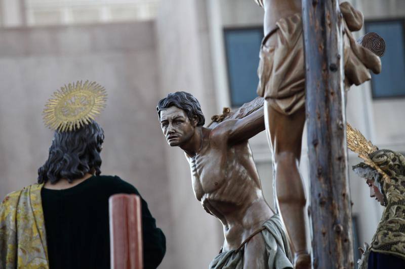 Estas son las mejores fotografías de la Cofradía de los Dolores del Puente durante su salida procesional en el Lunes Santo malagueño de 2018.