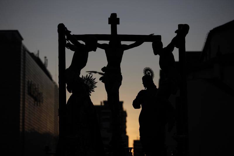 Estas son las mejores fotografías de la Cofradía de los Dolores del Puente durante su salida procesional en el Lunes Santo malagueño de 2018.