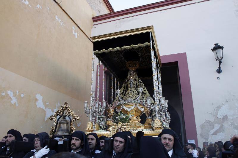 Estas son las mejores fotografías de la Cofradía de los Dolores del Puente durante su salida procesional en el Lunes Santo malagueño de 2018.