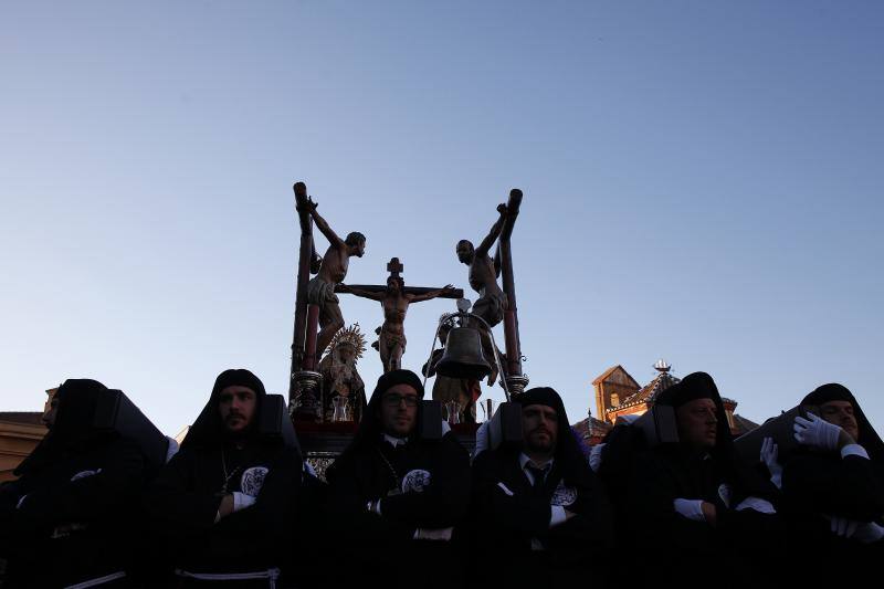 Estas son las mejores fotografías de la Cofradía de los Dolores del Puente durante su salida procesional en el Lunes Santo malagueño de 2018.