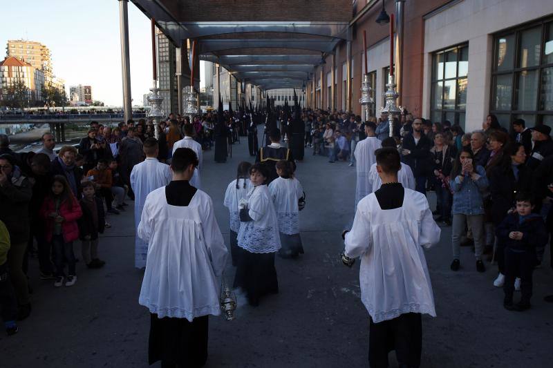 Estas son las mejores fotografías de la Cofradía de los Dolores del Puente durante su salida procesional en el Lunes Santo malagueño de 2018.