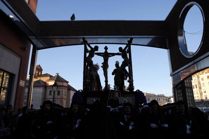 Estas son las mejores fotografías de la Cofradía de los Dolores del Puente durante su salida procesional en el Lunes Santo malagueño de 2018.