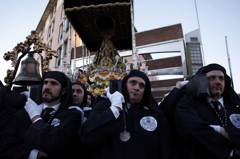 Estas son las mejores fotografías de la Cofradía de los Dolores del Puente durante su salida procesional en el Lunes Santo malagueño de 2018.