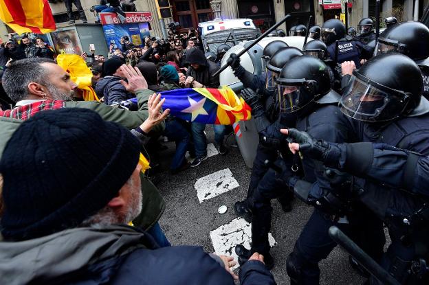 Enfrentamientos entre policía y manifestantes independentistas en las calles de Barcelona. :: LLUIS GENE / afp