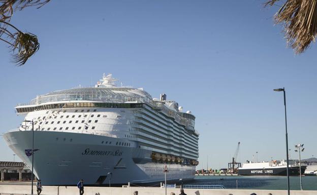 El barco, en el puerto de Málaga esta mañana. 