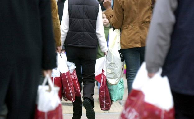 El estudio analiza los hábitos de consumo y al felicidad de los compradores. 