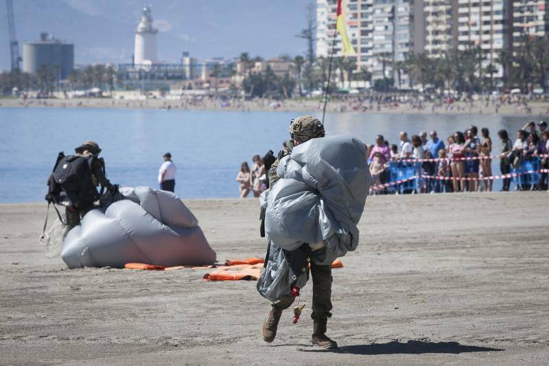 La Brigada Paracaidista (BRIPAC) ha ofrecido en la mañana de este Miércoles Santo de esta Semana Santa una exhibición de saltos en la playa de La Caleta, a la altura del Hotel Miramar.