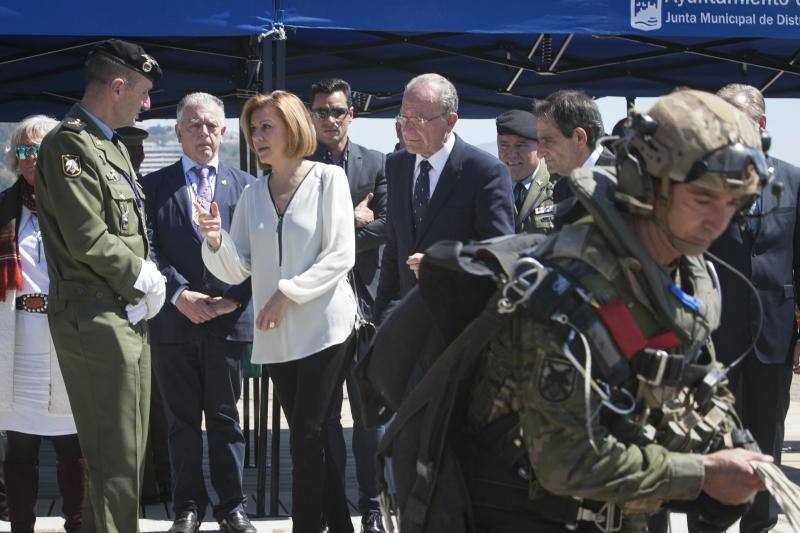 La Brigada Paracaidista (BRIPAC) ha ofrecido en la mañana de este Miércoles Santo de esta Semana Santa una exhibición de saltos en la playa de La Caleta, a la altura del Hotel Miramar.