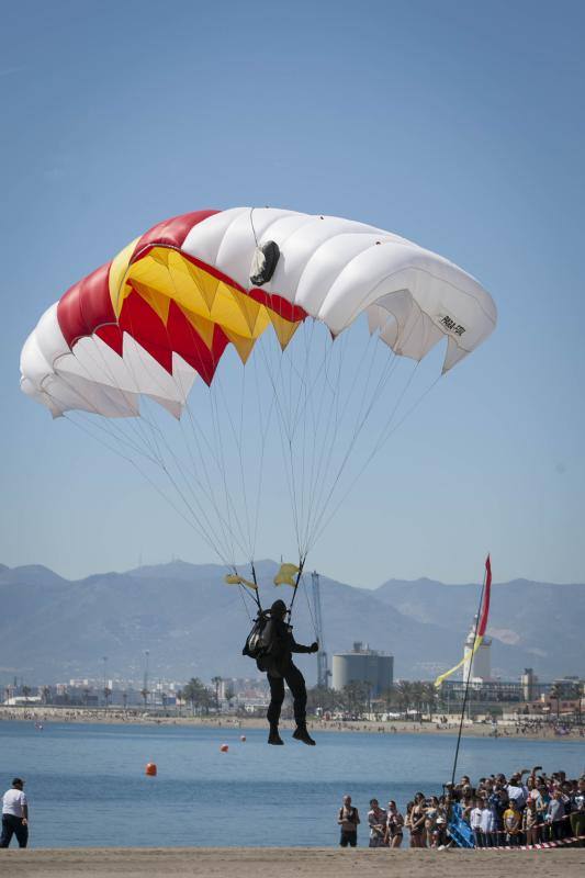 La Brigada Paracaidista (BRIPAC) ha ofrecido en la mañana de este Miércoles Santo de esta Semana Santa una exhibición de saltos en la playa de La Caleta, a la altura del Hotel Miramar.