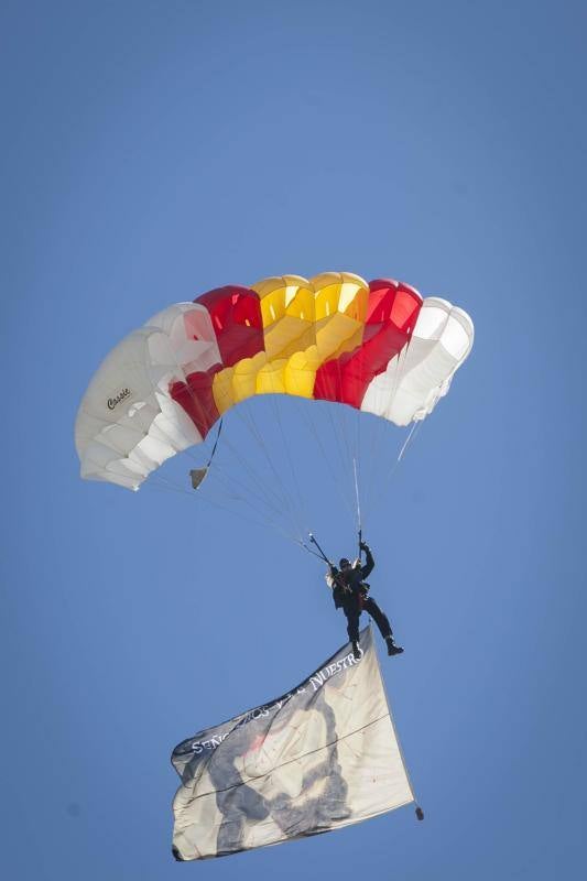 La Brigada Paracaidista (BRIPAC) ha ofrecido en la mañana de este Miércoles Santo de esta Semana Santa una exhibición de saltos en la playa de La Caleta, a la altura del Hotel Miramar.