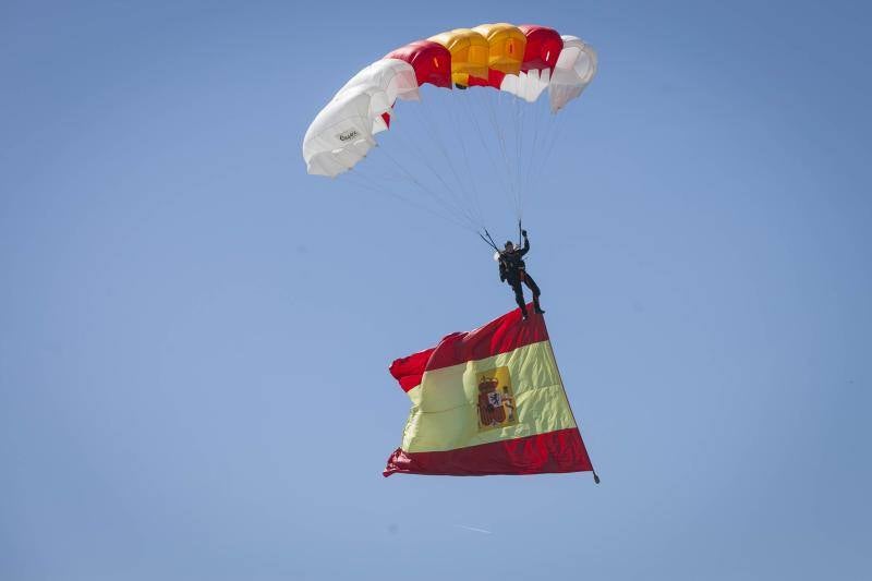 La Brigada Paracaidista (BRIPAC) ha ofrecido en la mañana de este Miércoles Santo de esta Semana Santa una exhibición de saltos en la playa de La Caleta, a la altura del Hotel Miramar.