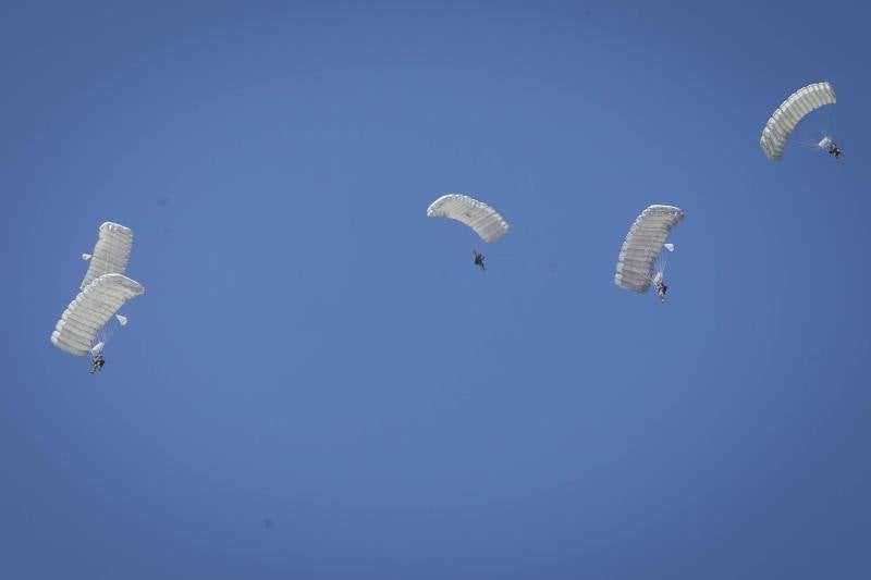 La Brigada Paracaidista (BRIPAC) ha ofrecido en la mañana de este Miércoles Santo de esta Semana Santa una exhibición de saltos en la playa de La Caleta, a la altura del Hotel Miramar.