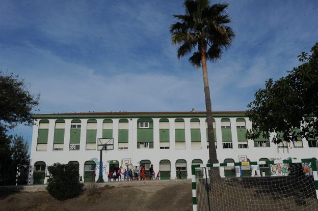 Pista polideportiva y edificio central del colegio José Banús .